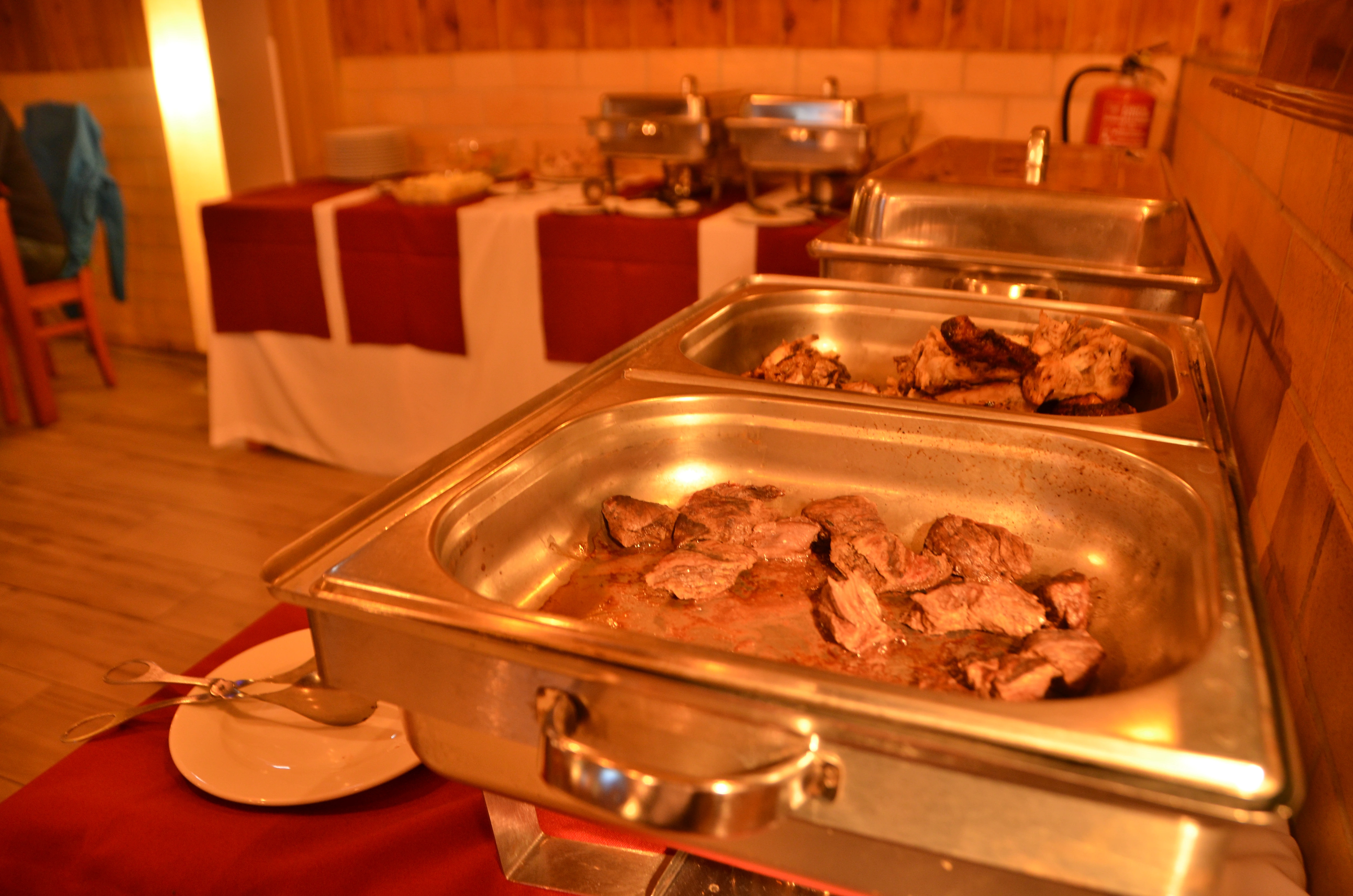 Ilha de saladas e acompanhamentos frescos do buffet