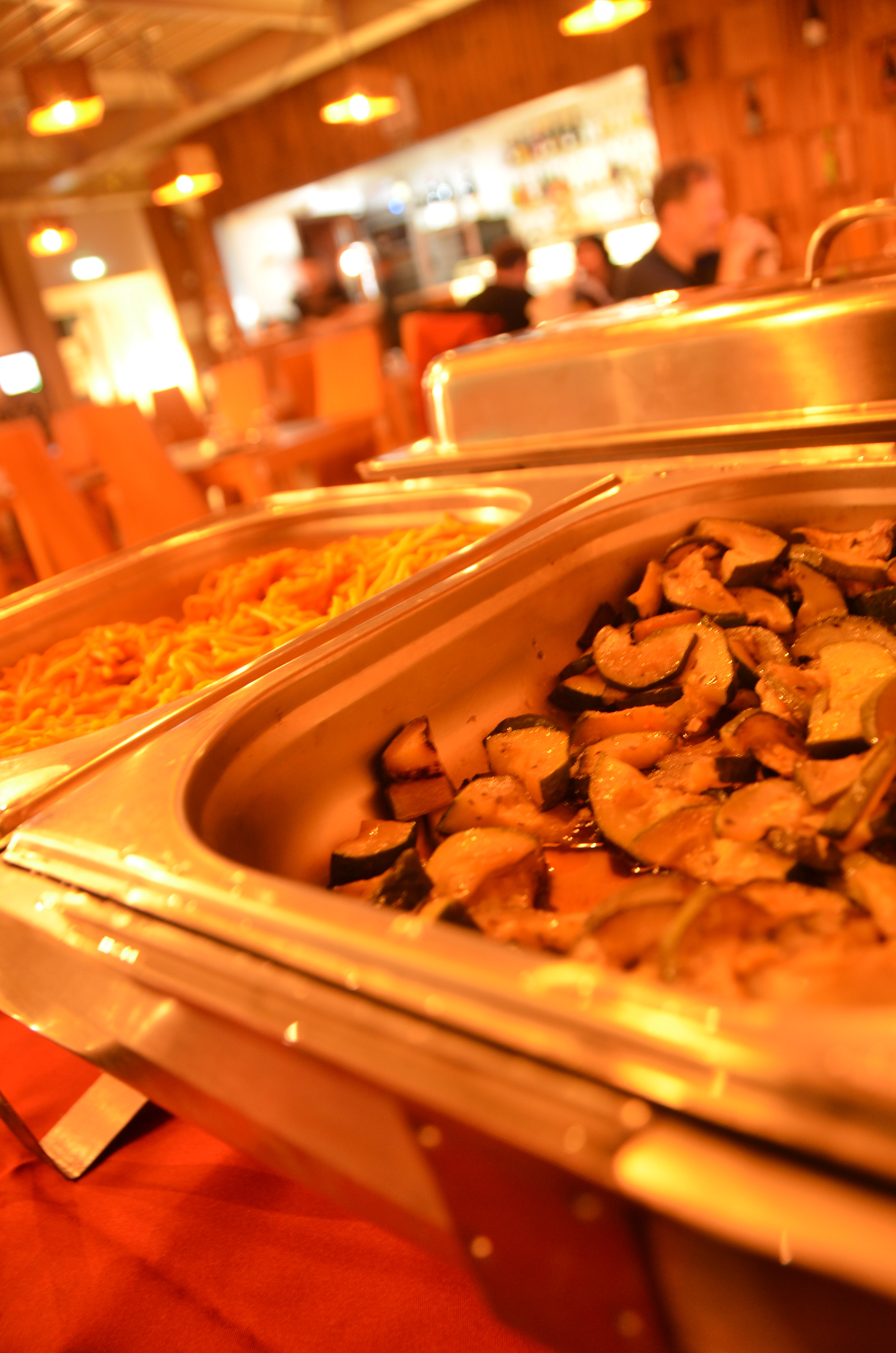 Ambiente de sala com clientes a desfrutar do buffet