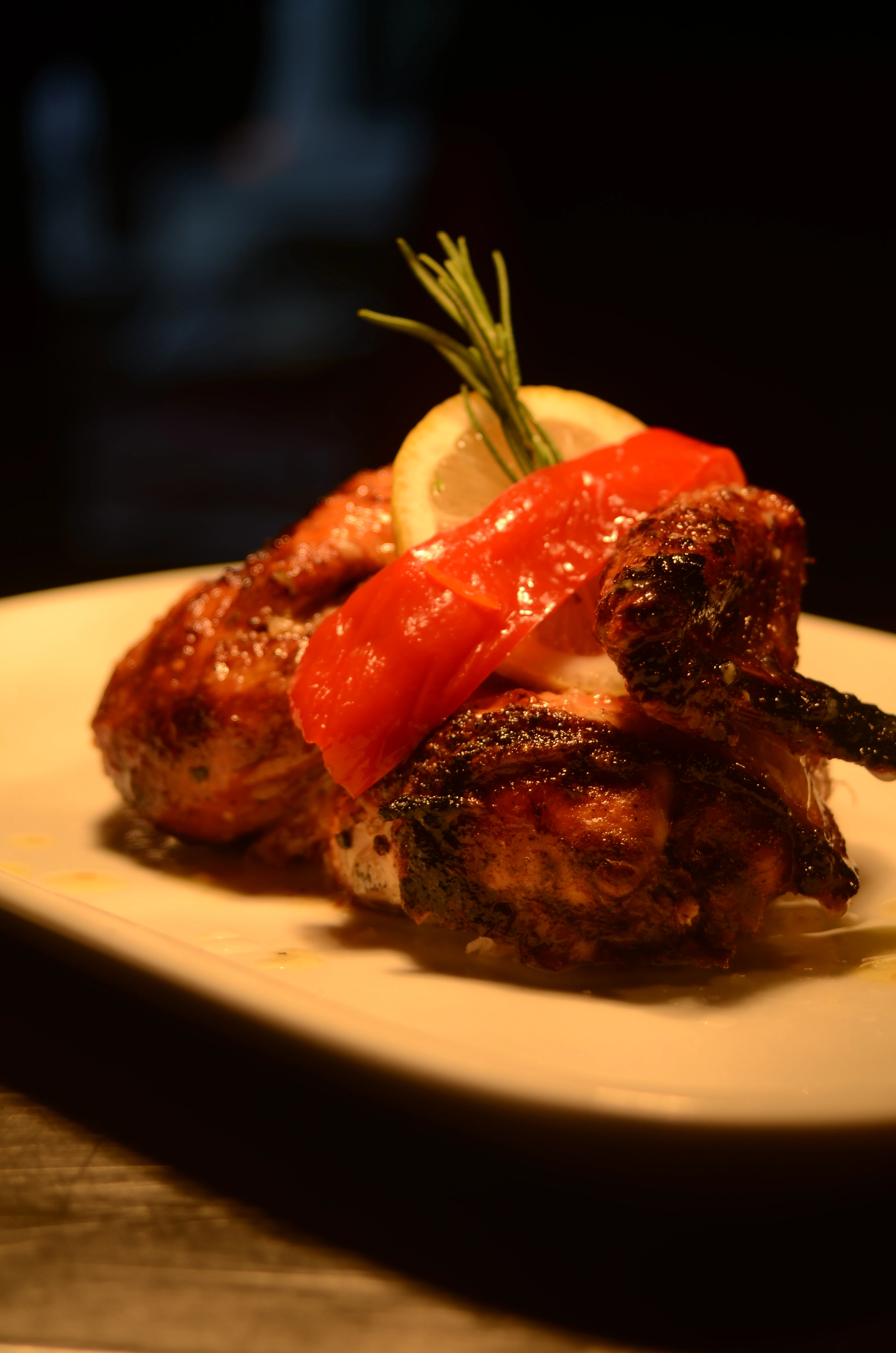 Frango grelhado com pimento e limão