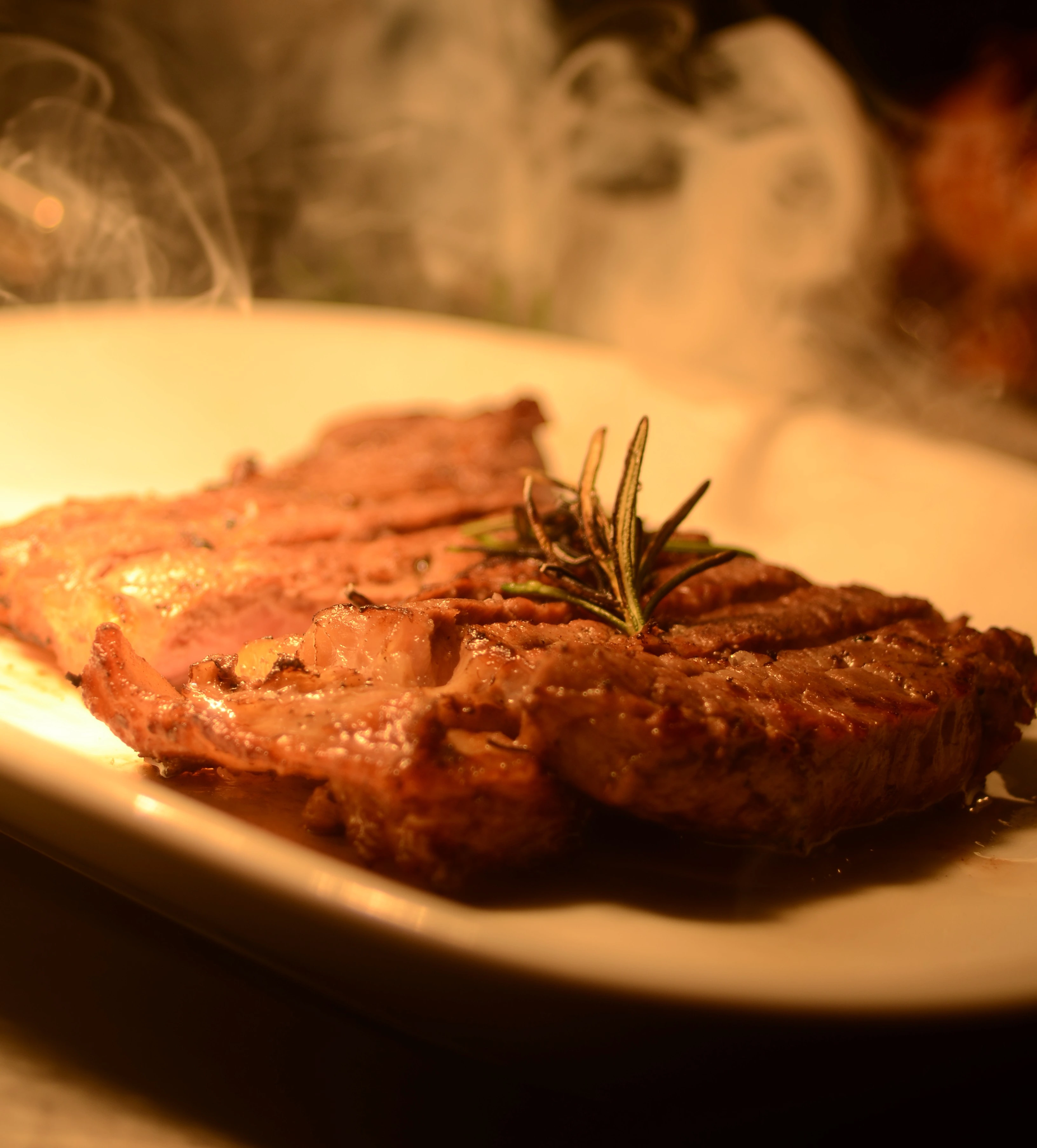 Bife de vazia grelhado a sair fumo